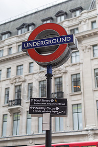 镇键伦敦市中心的红色和蓝地铁标志伦敦市中心的红色和蓝地铁标志路图片
