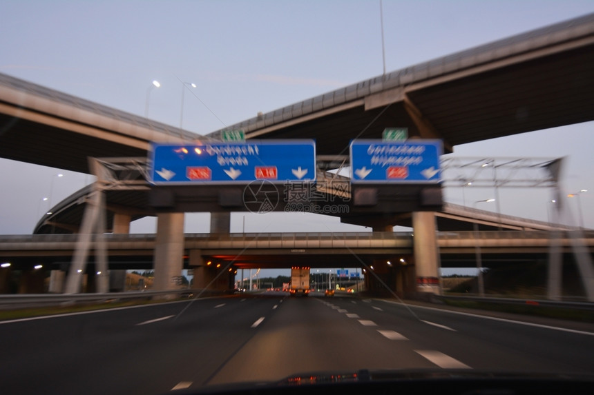 景观黄昏时在高速公路上驾驶快车超速移动图片