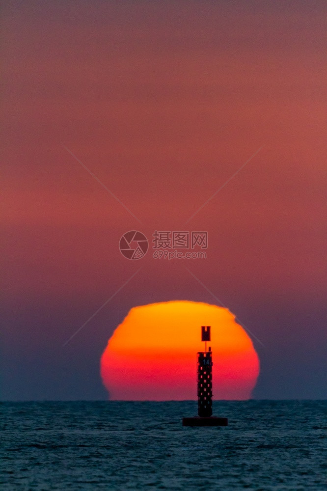 萨努卡尔德巴拉梅达卡迪兹西班牙桑卢卡尔德巴拉梅达海滩的奇妙日落洋明亮的太阳图片