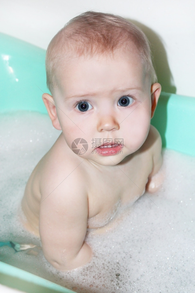 在室内水小宝洗澡的搞笑表情小宝洗澡脸图片