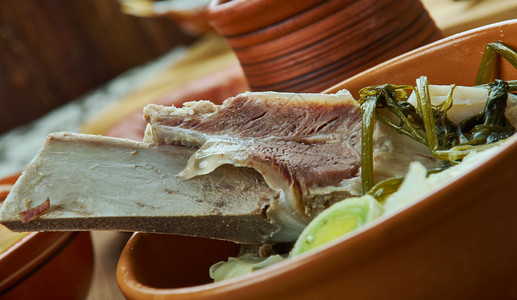 蔬菜法里卡勒挪威菜料羊肉配有骨头卷心菜全黑胡椒和经常是面粉的小麦各种传统餐盘TopView胖的准备好背景