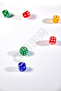社会玩在白色背景上运行的彩色骰子财富图片