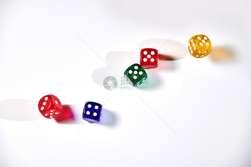在白色背景上运行的彩色骰子洗牌绿游戏图片