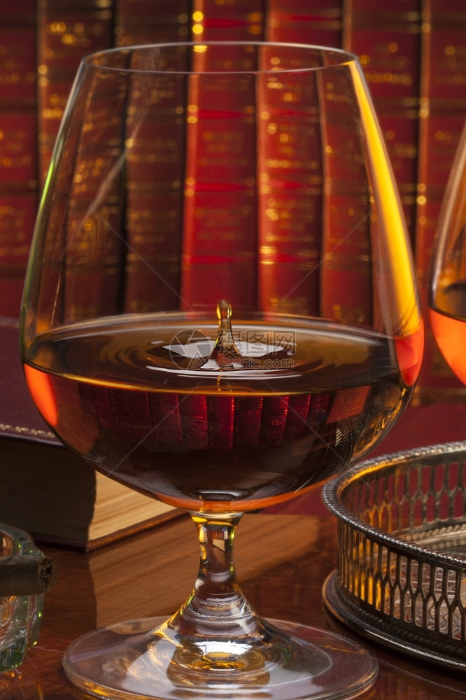 葡萄酒冲洗玩在绅士俱乐部的白兰地杯子是种由蒸酒酿产生的灵通常含有3560酒精以712美圆体积为3560美圆图片
