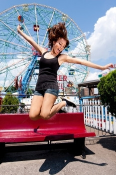 在康尼岛嘉年华狂欢节主题公园的奇幻轮上和多彩的棒糖一起跳吃美丽乐趣图片