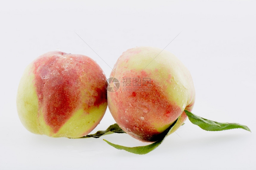 饮食颜色白背景的新鲜桃子水果工作室图片