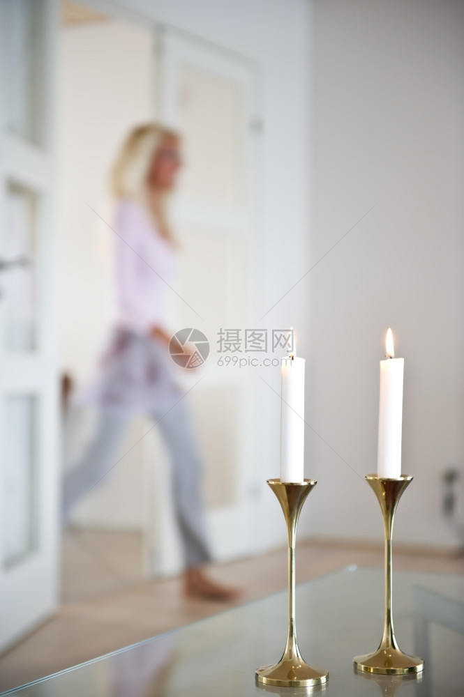 蜡烛妇女穿过客厅由蜡烛拉起的灯光照亮女士孩生活图片