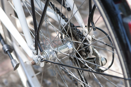 合金工程自行车后轮的针尖机器图片