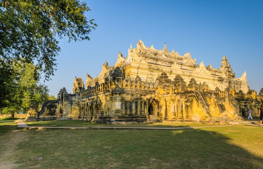 蓝色的黄邦赞MahaAungmyeBonzan寺在缅甸因瓦图片