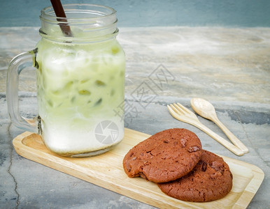 液体饮料营养丰富绿茶拿铁巧克力饼干股票照片图片