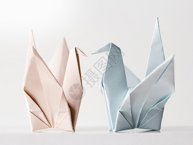 Origami夫妇纸起重机寂静蓝色的安宁图片