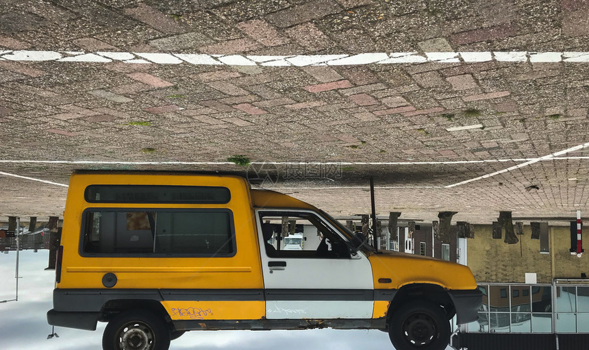 追踪优质的交通汽车倒在阿姆斯特丹的停车场图片