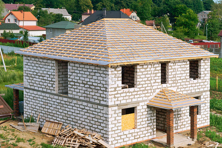 网红造梦工作建筑学改进造房屋顶未完成的白色砖瓦未完成的白屋房建造顶和筑物楼顶大以及背景