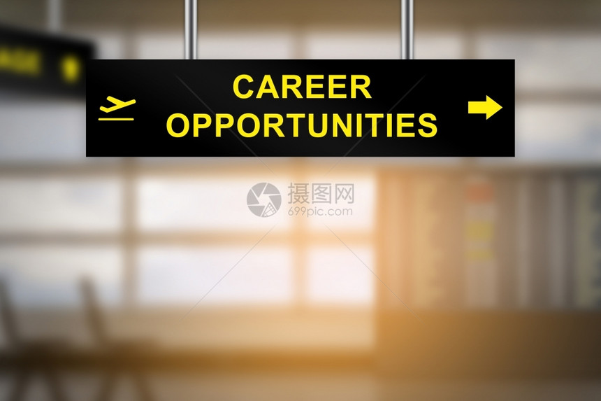 雇主在背景和复制空间模糊不清的机场标志板上招牌获得职业机会的战略公司图片