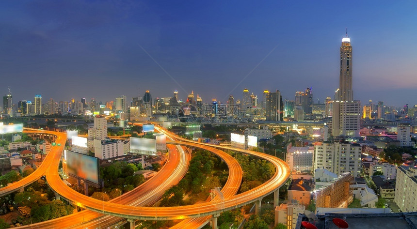 建筑学正面在曼谷高速公路桥前坡曲线的晚夜建设商业区曼谷高速公路以建立商区在曼谷公路晚上图片