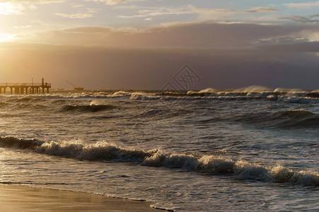 俄罗斯海滩平静的上日落岸出上落图片