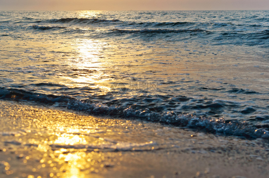 太阳平静的海上日落岸出上落黎明图片