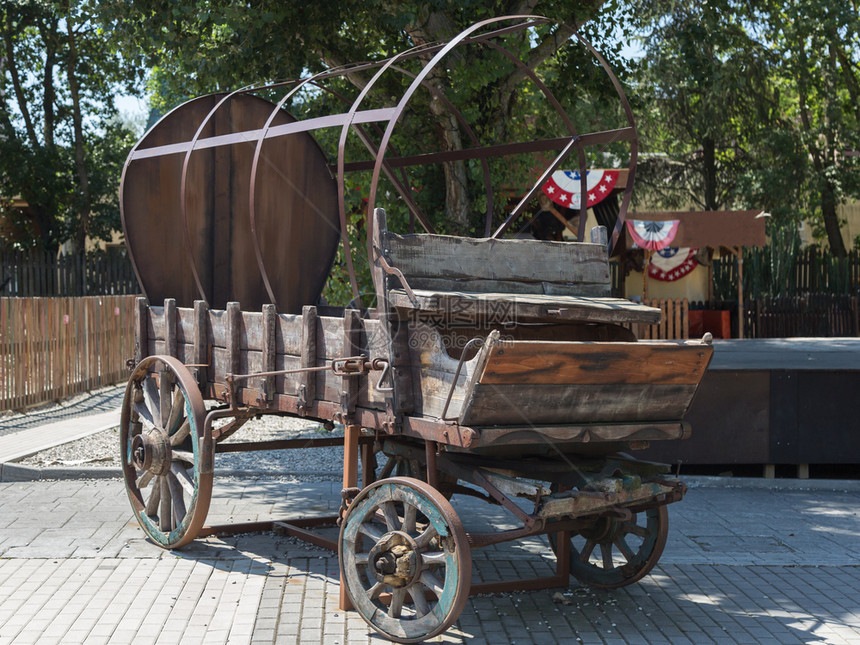老式的带轮子和金属结构的古董木制马车带轮子和金属结构的古董木制马车复的旅行图片