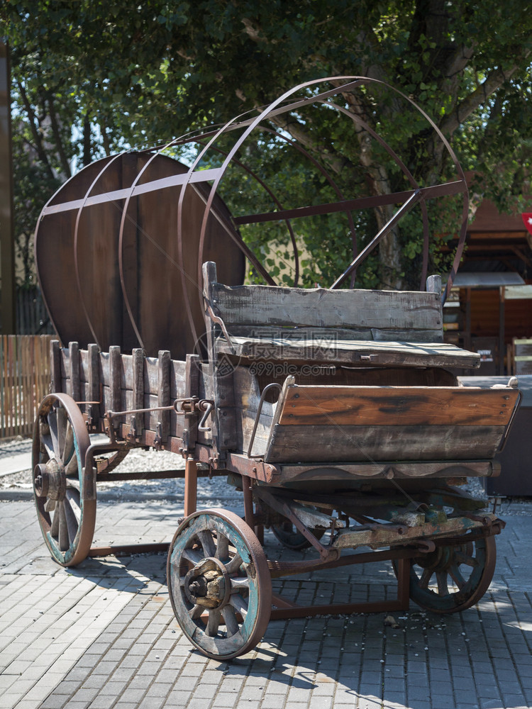 老式的木头怀旧带轮子和金属结构的古董木制马车带轮子和金属结构的古董木制马车图片
