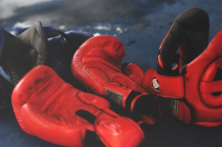 冠军锻炼竞赛拳击圈上的红色手套和头盔图片