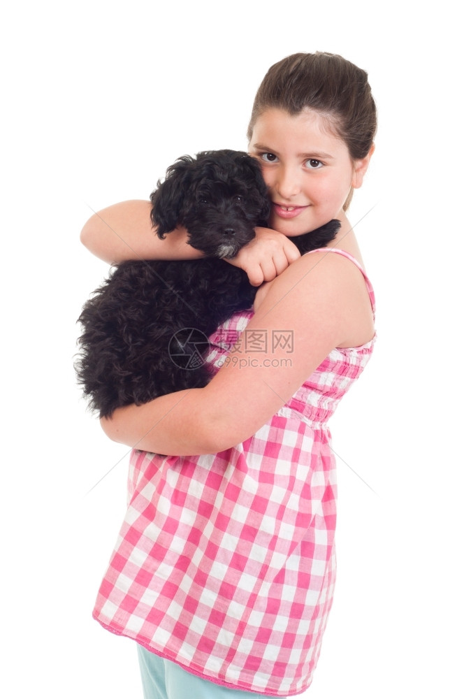 喜悦愉快可爱的小女孩抱着她狗在白色背景中被孤立犬类图片