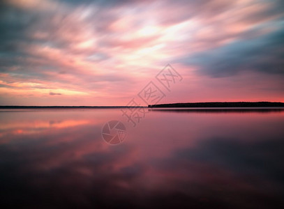 日落的光亮地平线湖反射场景日出明亮的目图片