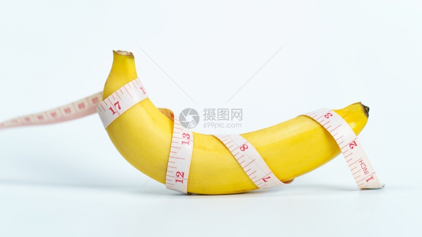 黄色的碳水化合物香蕉是用胶带包裹的轧制图片