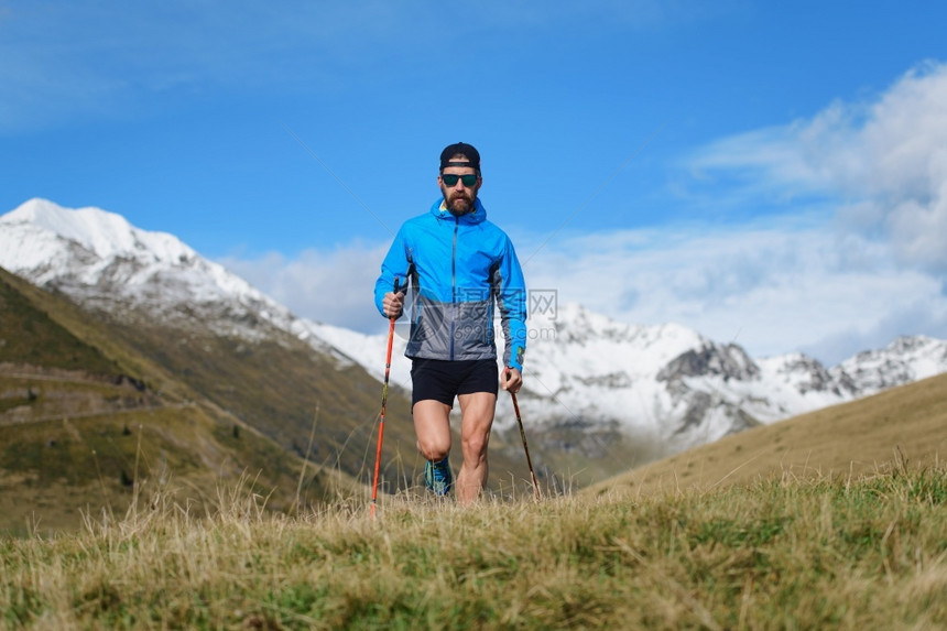 徒步旅行者北欧人走在山上一个年轻人营跑步图片