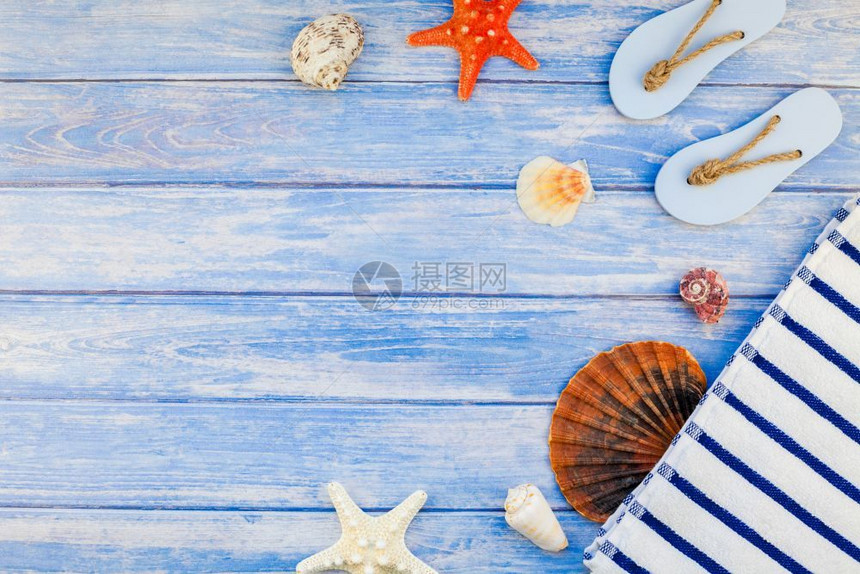 丰富多彩的海上人字拖毛巾翻滚贝壳海和星的顶端视图其背景为面糊蓝木板底复制空间以锈风格框架模板文本形式提供图片