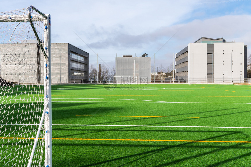 人造的圣地亚哥德孔波思泰拉大学有人工草皮的足球营运动业余图片