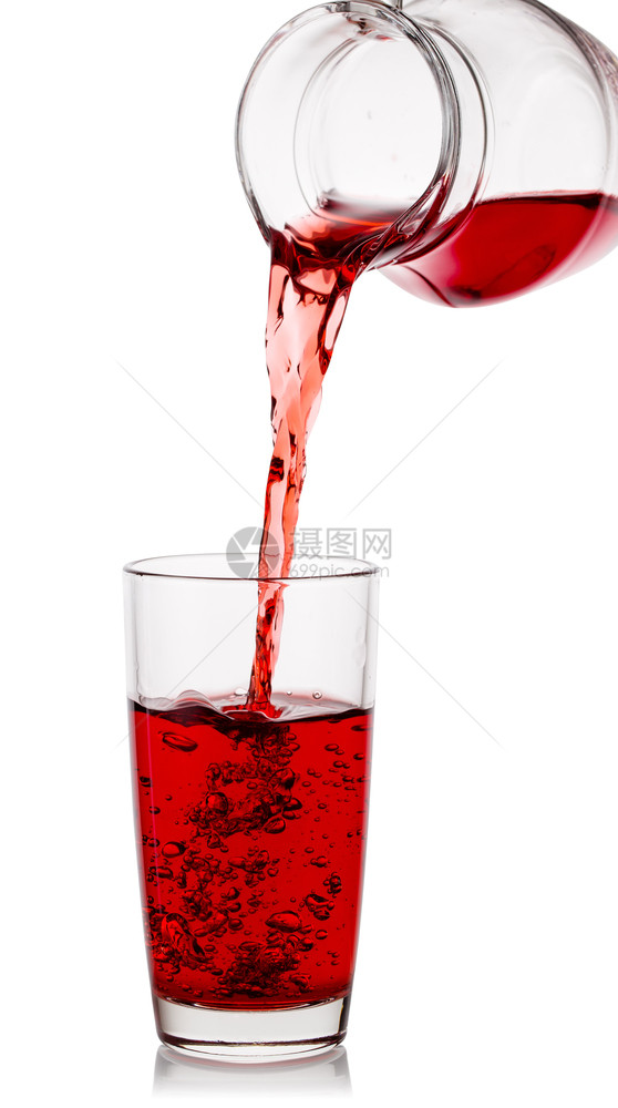 倾倒樱桃汁入一个玻璃杯中有一个透明的脱盐器在白色背景上与外界隔绝的白色树底樱桃汁倒入有透明脱盐液的玻璃杯中甜新鲜图片