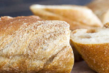切片长小麦袋式面包厨房桌上的特餐切片长小麦袋式面包形大麦满的图片