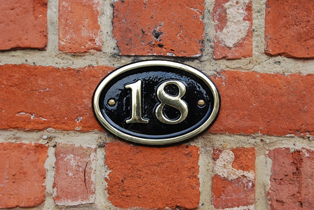 18号白金属挂在砖墙上地址石坚硬的图片