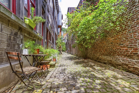 天历史街道比利时列日有椅子和植物的老街比利时列日的老街图片