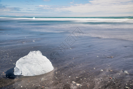 接触场景北极冰岛南部Jokulsarlon环礁湖的钻石海滩上冰山图片