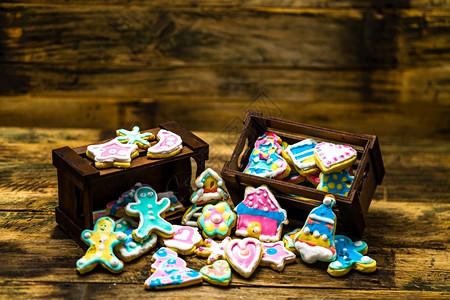 家装饰品季节木制桌上美味的自圣诞饼干图片