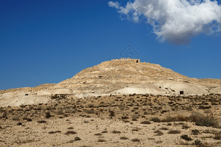 天空以色列沙漠山顶的古老阿夫达特奥镇的废墟云砂岩图片