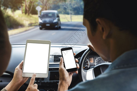 乡村的互联网仪表盘在农村公路移动应用程序概念上使汽车内电话的夫妇图片