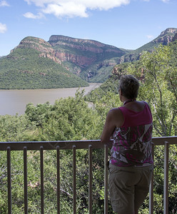 峡谷非洲南部与湖接壤的德拉肯斯堡水平的绿色高清图片