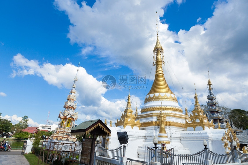 佛教徒泰国白塔建筑设计在白天的空中日落上图片