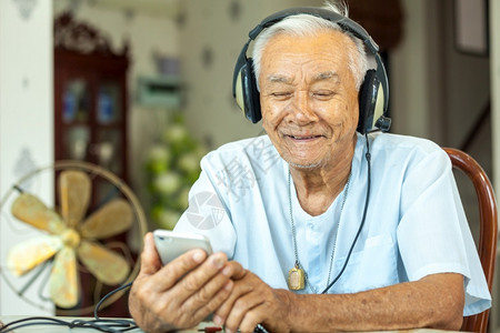 老的在家听音乐时耳语家得开心微笑人们图片