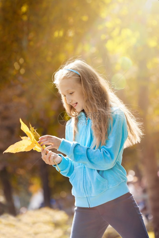 在公园享受阳光秋日的小女孩漂亮自由一种图片
