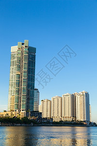 暮反射地点位于河流旁边的共和公用寓摩天大楼图片