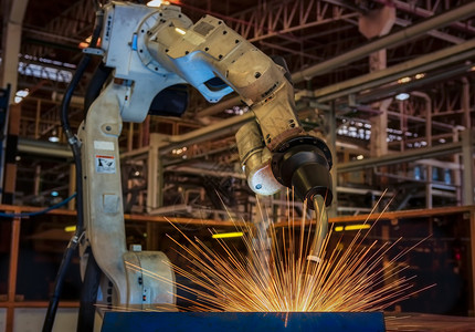 部件工厂中汽车分的焊接机组装在职的器人图片