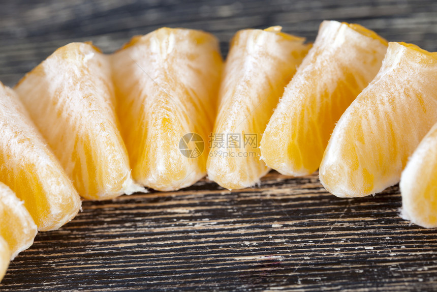 不同的用木制表面番茄酱切片从成熟的柑橘柠檬果中排成一切片橙有机的图片