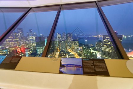 内部的建造办公室夜晚的城市风景从窗玻璃杯中看到夜间城市风景图片