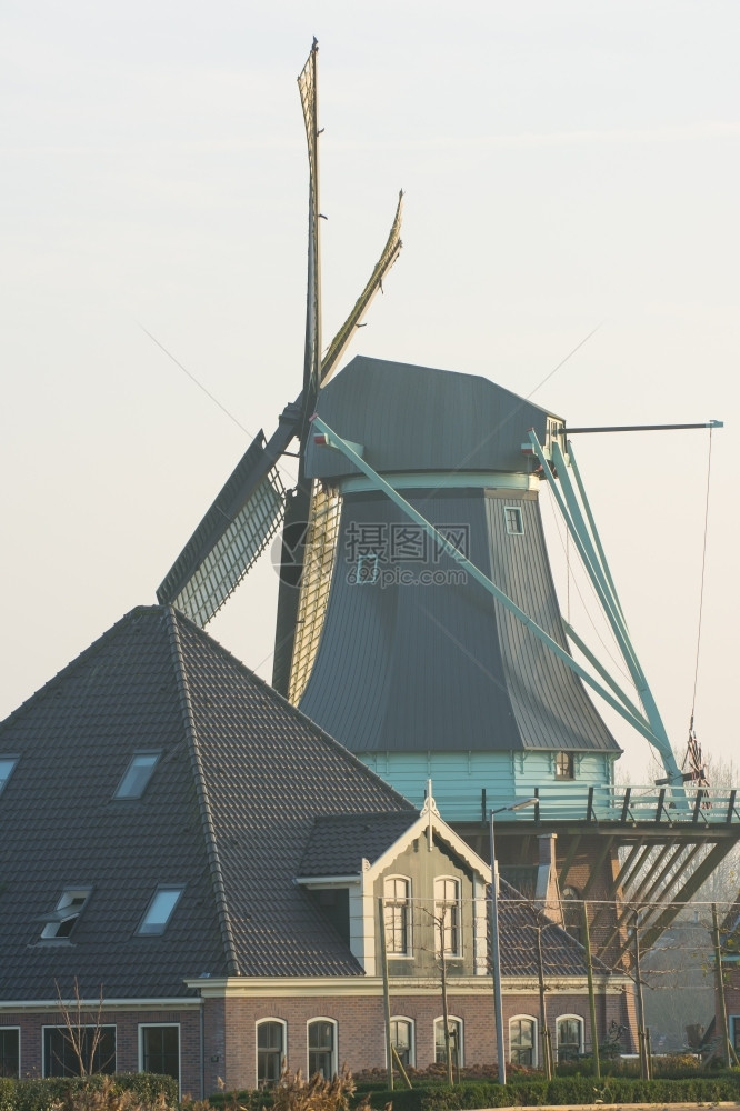 日落与古老的荷兰风车寒冷水平农场图片