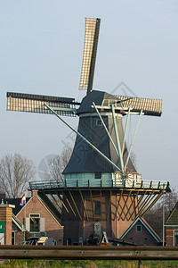 日落与古老的荷兰风车圩田建筑学农场图片