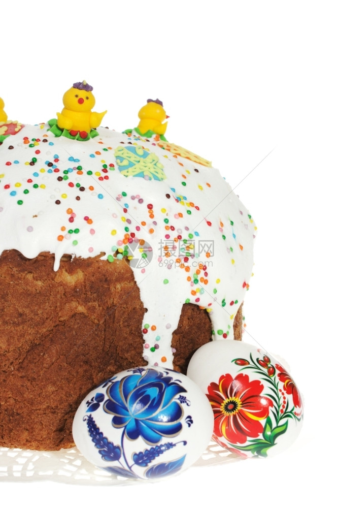 食物甜的俄罗斯复活节蛋糕和彩色东方鸡蛋白底孤立于俄罗斯盘子图片