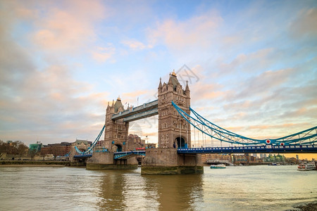 文化欧洲的建造伦敦天际线与大塔桥在英国的黄昏图片